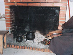 Hogar de chimenea tradicional para cocinar